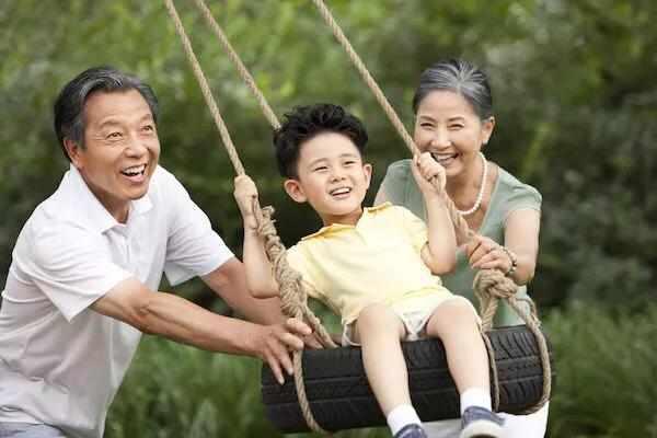 老人帮忙带孩子, 你是选择让婆家带, 还是娘家带?