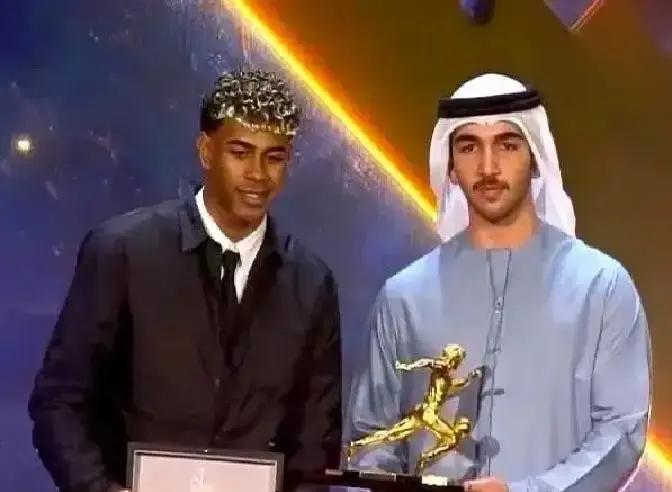 16岁戴40万表，转身捐了亚马尔领奖那刻，手表盒一开，全场哇声。布加迪联名