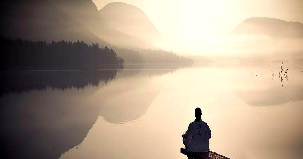 兜里有几个钢镚儿，心里偷着乐就行了，别嚷嚷得全世界都知道。兜里比脸还干净，也自