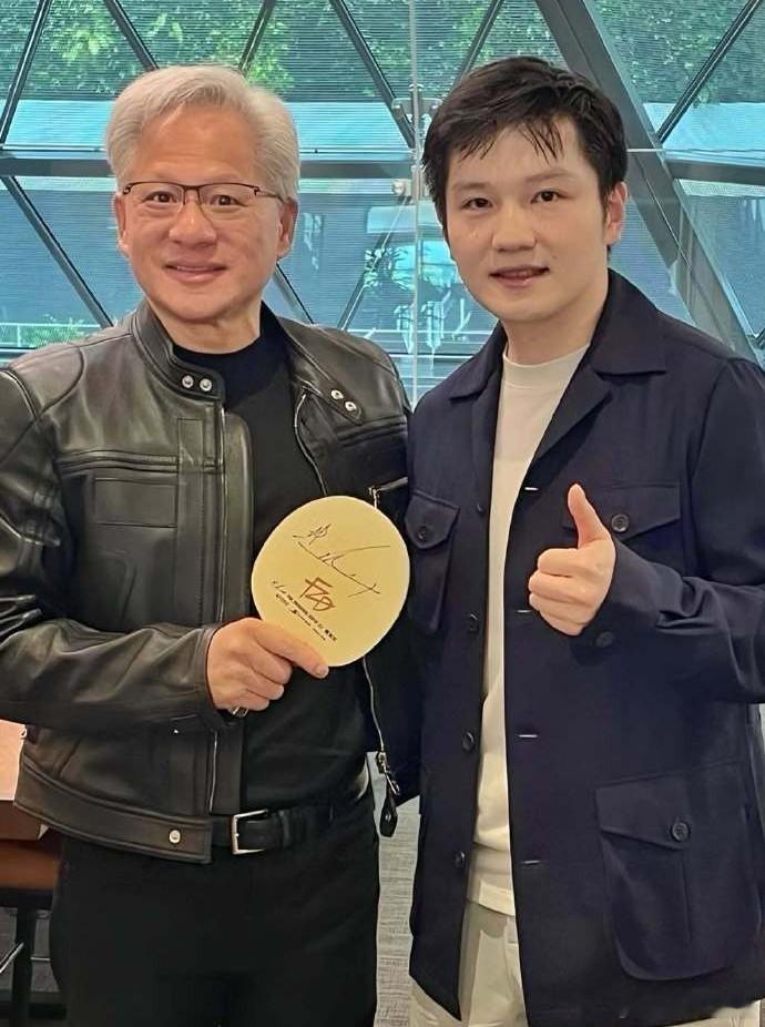 樊振东与英伟达创始人打乒乓球樊振东与英伟达黄仁勋硅谷切磋乒乓，体育与科技跨界联动