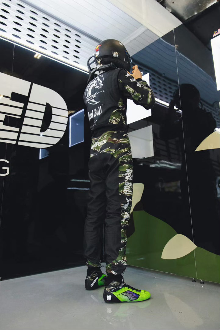 王一博开启一天的高强度训练王一博每次出现都觉得又瘦了又高了王一博又去赛车场，开启