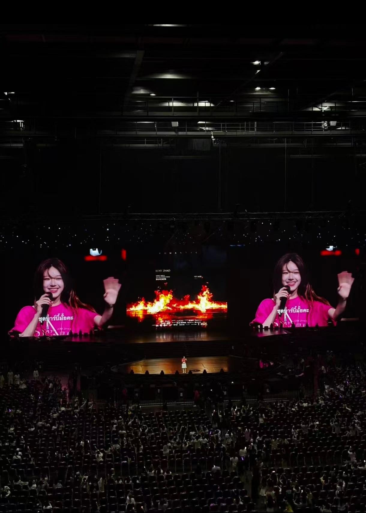 赵露思曼谷演唱会现场氛围赵露思曼谷演唱会舞台浪漫不限山海，万人奔赴曼谷，期待露思