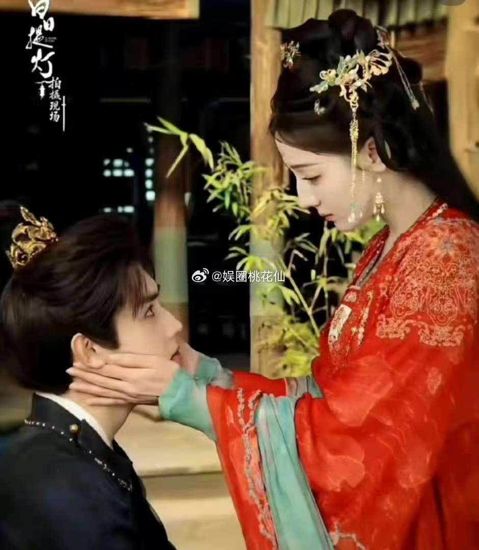 建议把迪丽热巴陈飞宇打包进现偶谁还没被热巴陈飞宇这段甜到！步步逼近、牵手对视，呼