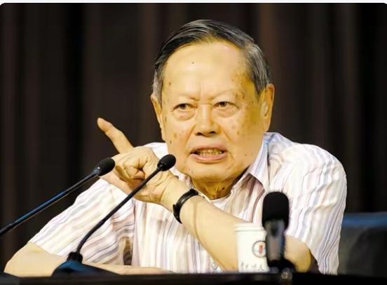 在这世上，能像杨振宁教授这样活到如此高寿，还取得这般巨大成功的人，实在是寥寥无几