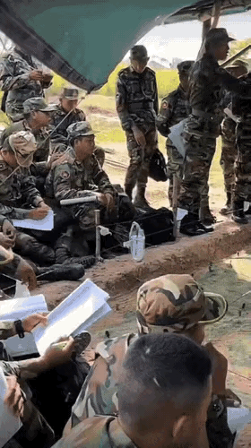 按照以往的惯例，能在前线看到这样的场面，基本上可以确定，接下来有大仗要打了。你别