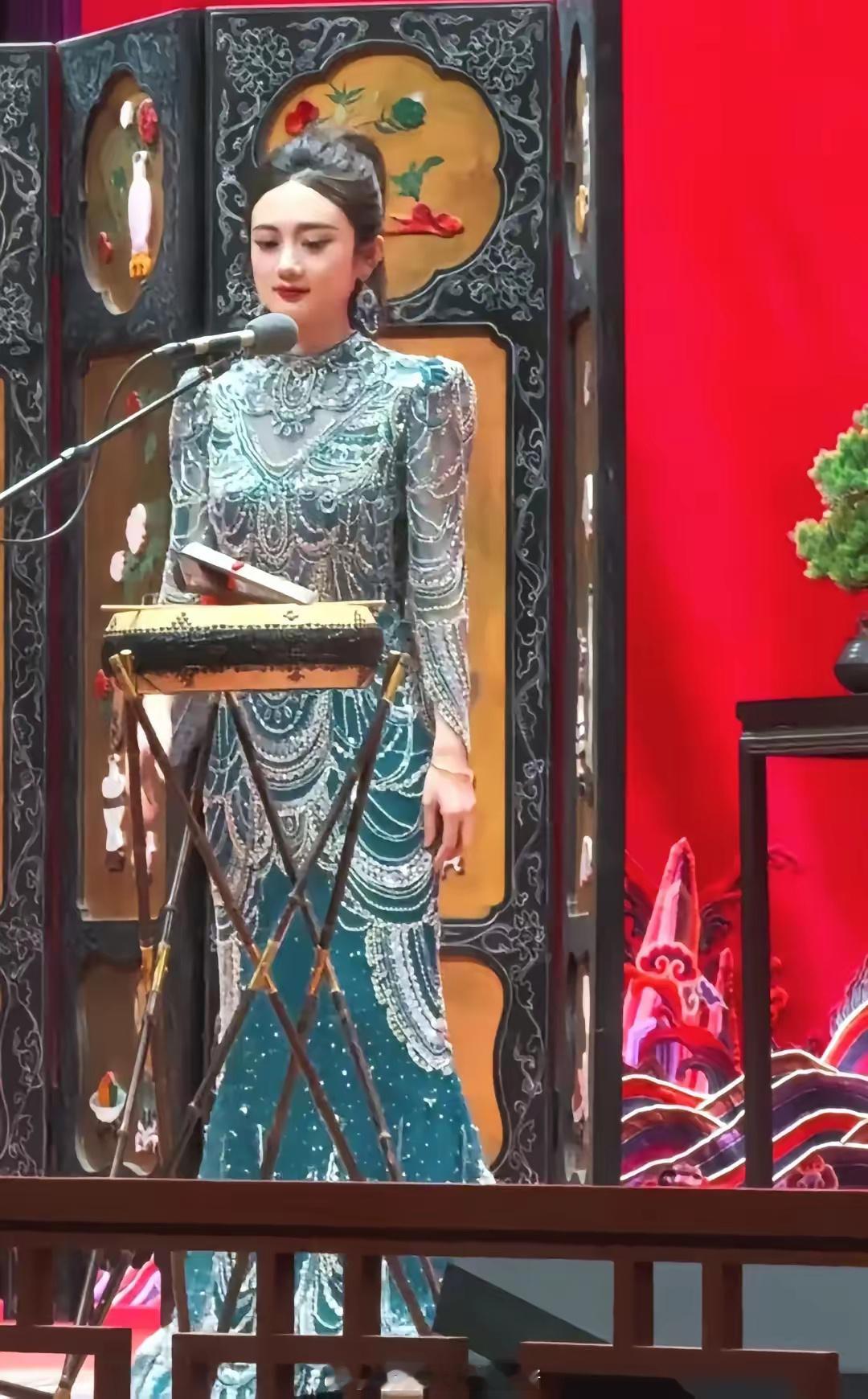简直不要太像，德云社张婉怡几乎跟赵丽颖一模一样。​​​