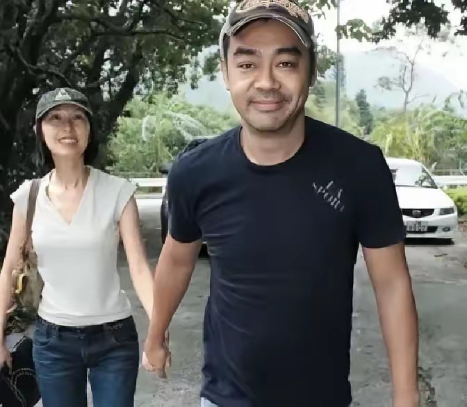 刘青云拿1200万片酬，当天转进郭蔼明账户，自己留200块加油钱。​1998年他俩结婚，全香港媒体都