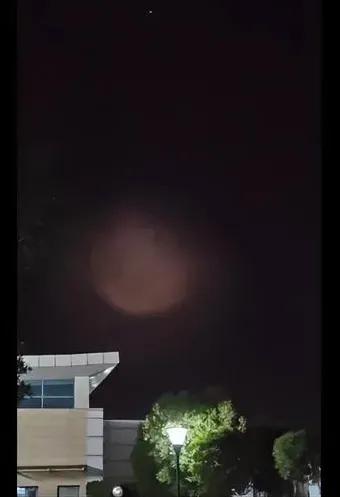 别人在以色列躲防空洞、东躲西藏，只有中国人举着手机追着拍导弹给我们看。铁穹拦下