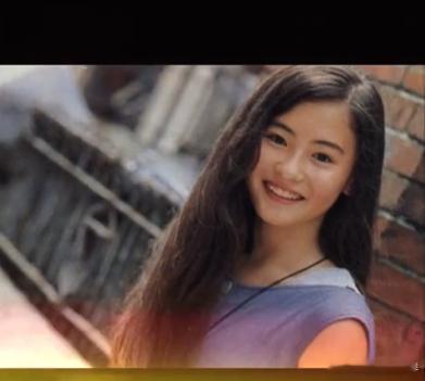 张柏芝说香港一步就是一部电影香港街头配上张柏芝真的绝了，每一步都像电影镜头，翻