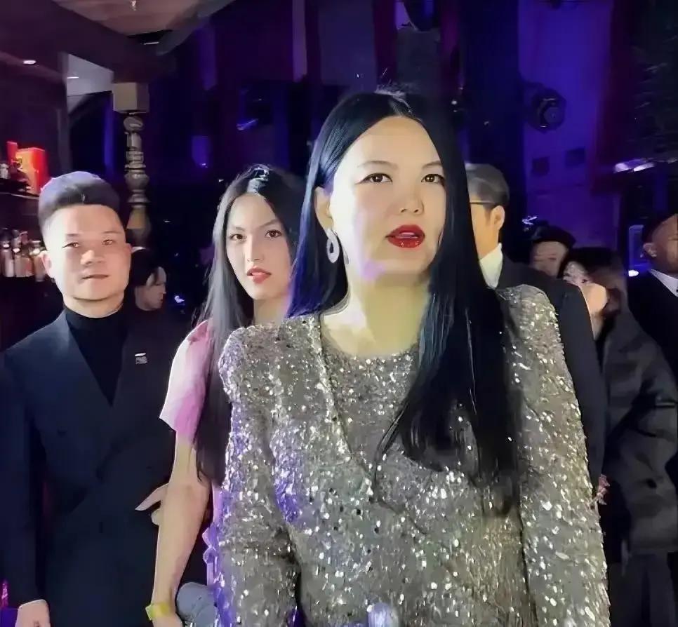 别再攒钱买爱马仕了。现在顶级的饭局上，它连敲门砖都算不上。昨晚一场闭门会，