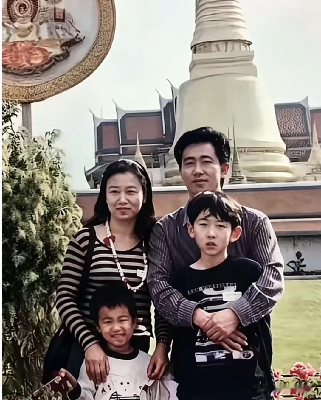 许皮带年轻时，妥妥小鲜肉一枚。这张照片拍摄于1993年，是许皮带离开舞阳钢铁之