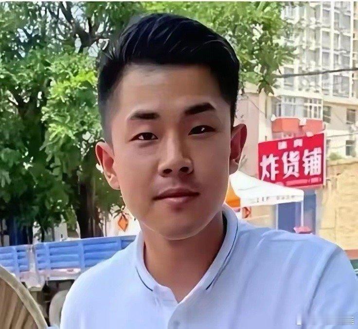 金父为什么能独善其身？当晚他是在家的，儿媳妇撕心裂肺的哭喊，他不可能听不见。过后