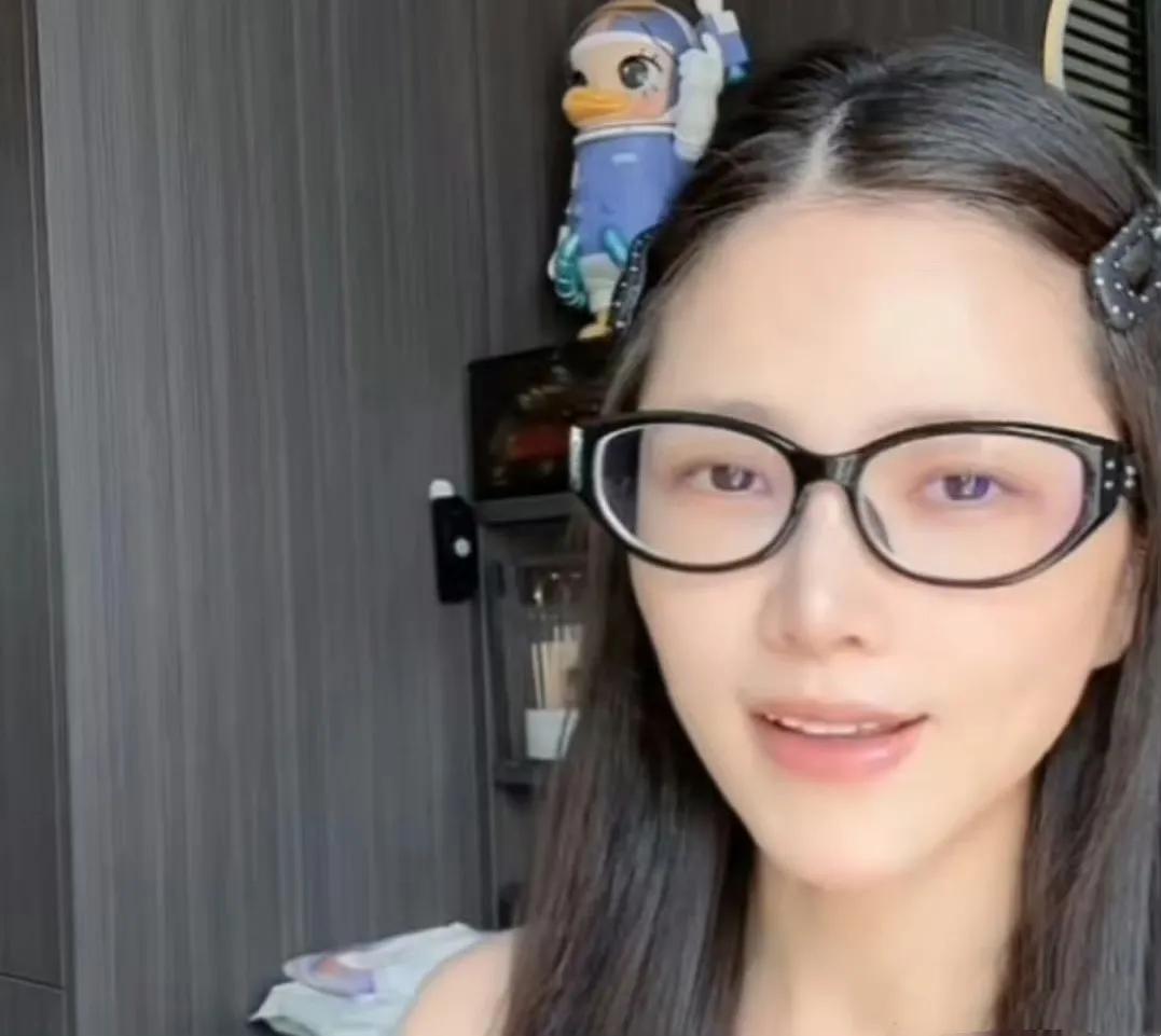 杜淳老婆怒怼名媛班：真当有钱男人是傻子？网友吵翻了！本以为“名媛培训班”只是网友