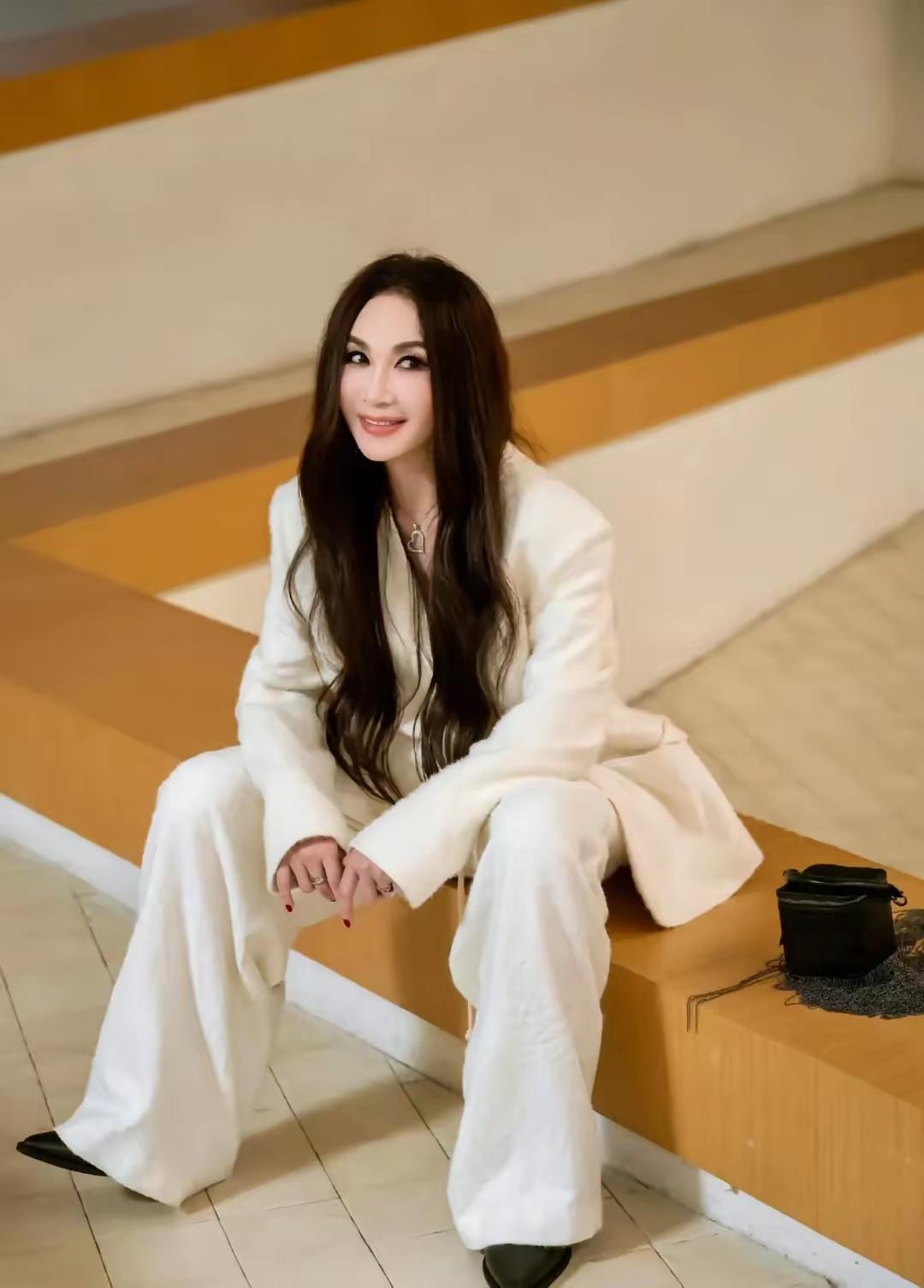 娱乐圈真正的不老女神可能就数温碧霞了。看看人家六十岁了还像少女一样漂亮，没有一点
