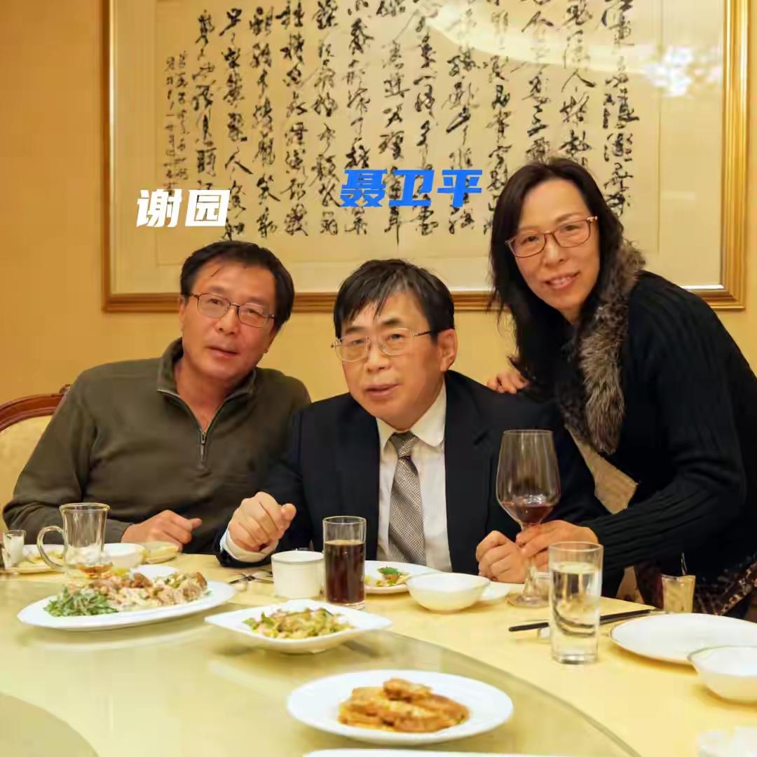 演员谢园说：“我有个朋友很抠门，那一天是这位爷请客。我不说他是谁，他是个演员，还