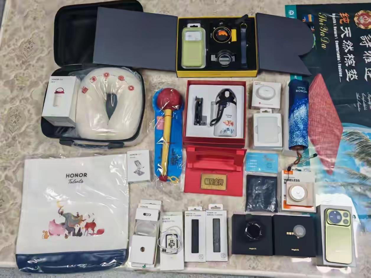 看到这图，我都惊了，买个荣耀Magic9送这么一桌东西，情绪价值绝对拉满！现在买