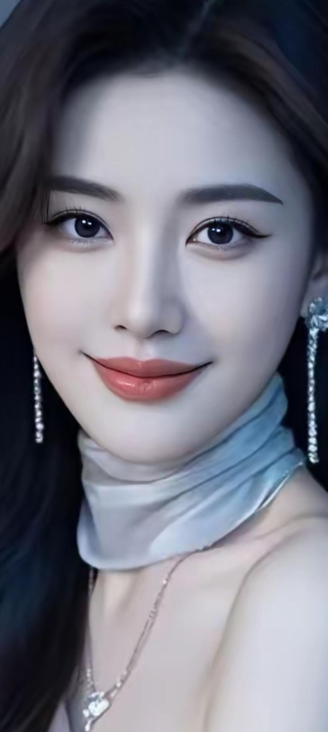 温柔甜美的微笑，精致的妆容和优雅的饰品，散发着迷人的魅力。
