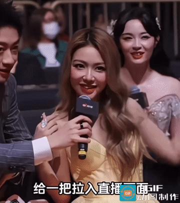 谭维维:我真的不想闯进镜头。音乐盛典上，主持人采访薛凯琪，她原本只是一本正经