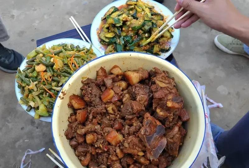 老公和弟弟各买一块牛肉回家，家婆只煮我们的，转头让小叔子把整块生肉拎回去。我当