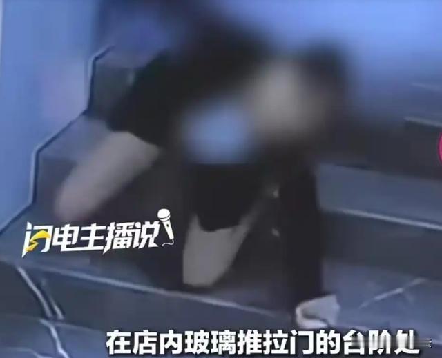 岳阳，一名女子到面馆就餐，点好面食之后，女子准备返回座位。在返回座位的途中，经过