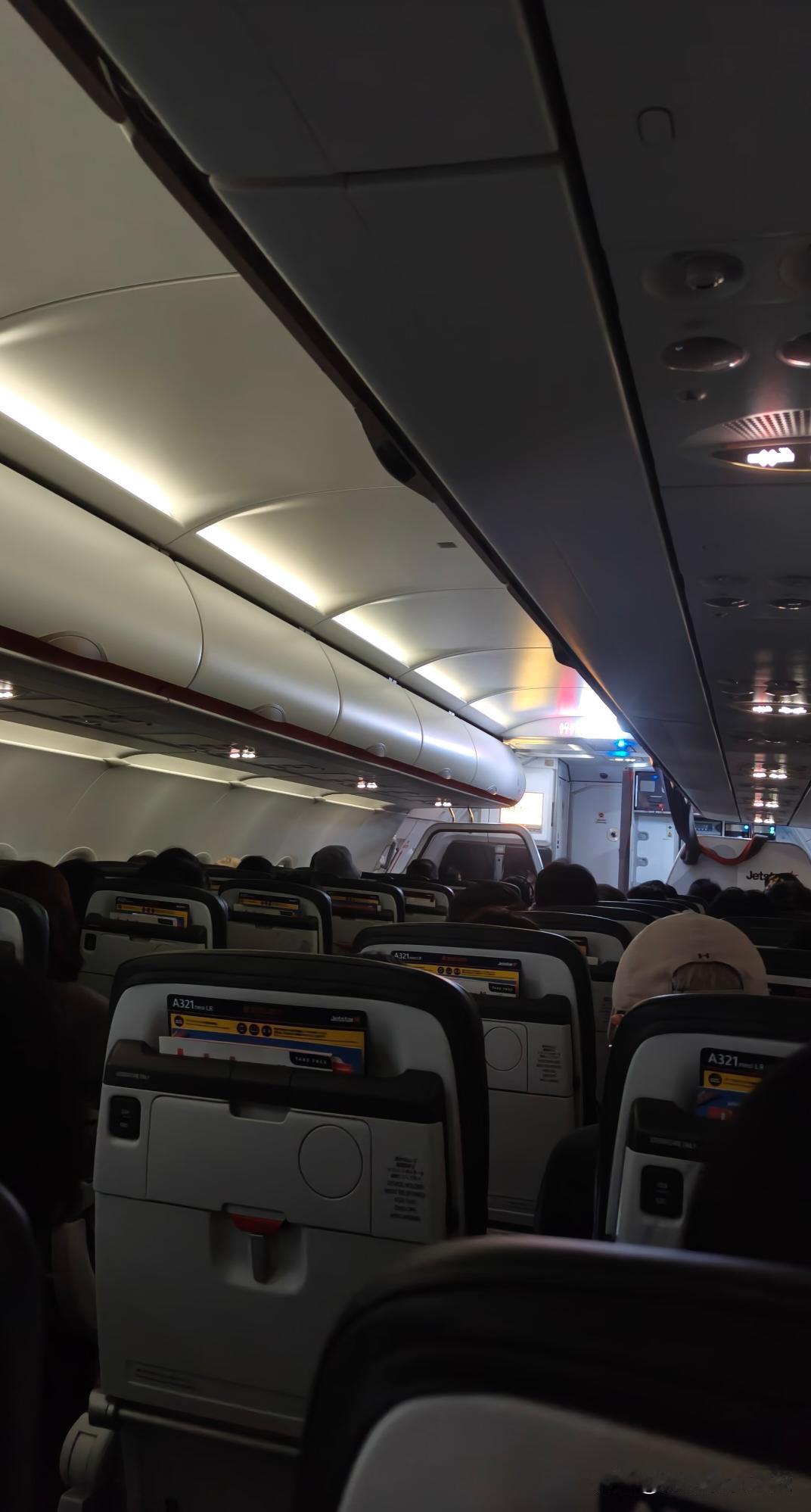 日本机长上厕所，为何空少要进驾驶室？在日本坐飞机看到一幕，机长要出来上厕所，