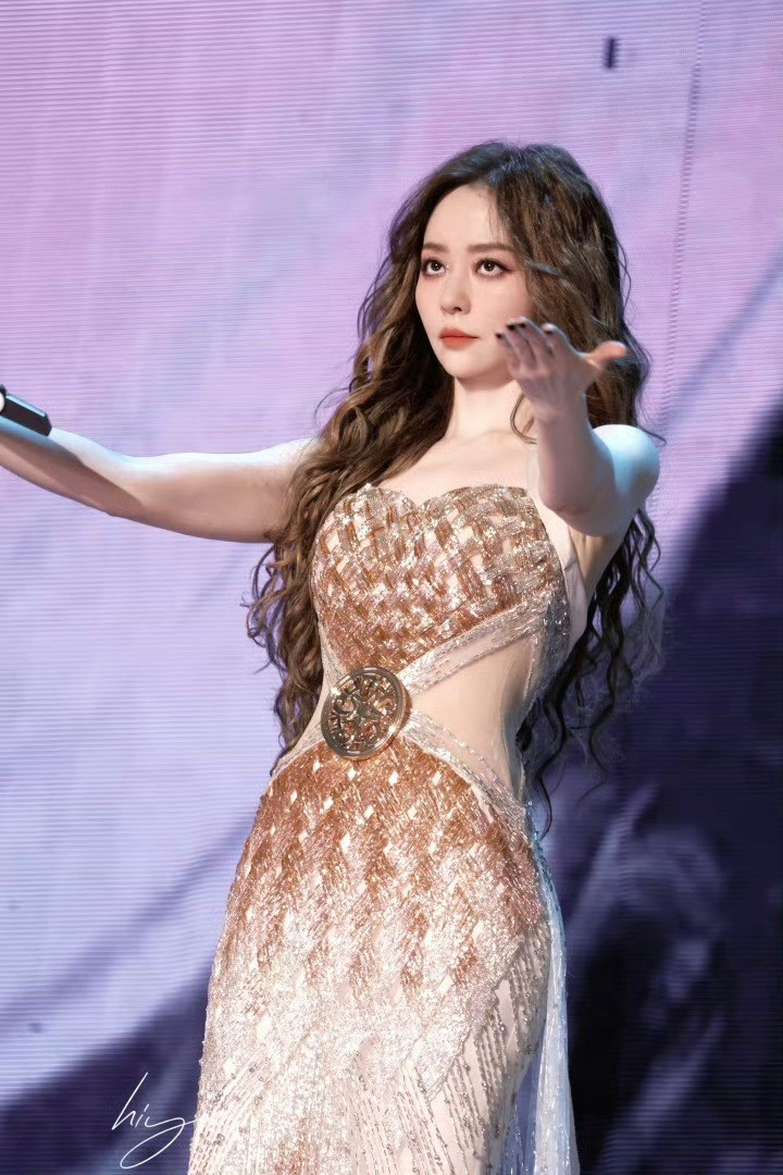 近日，42岁的张靓颖大方承认整容，放眼整个娱乐圈，没有哪个女明星不做医美的，甚至