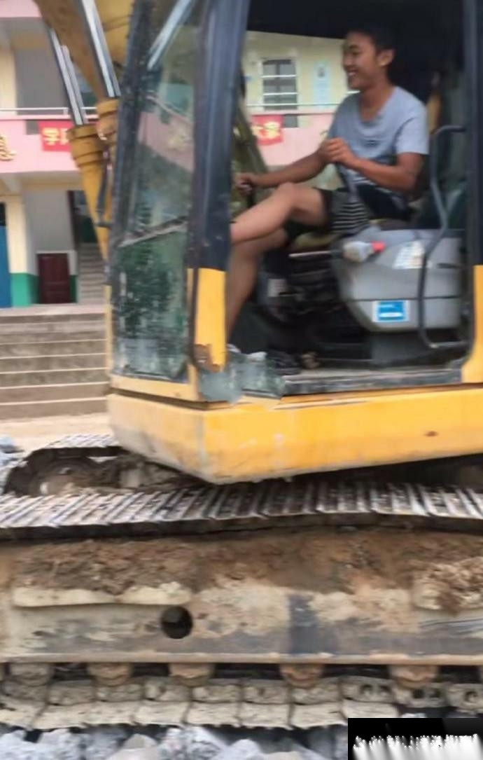 男子拆母校，伤心坏了！！！