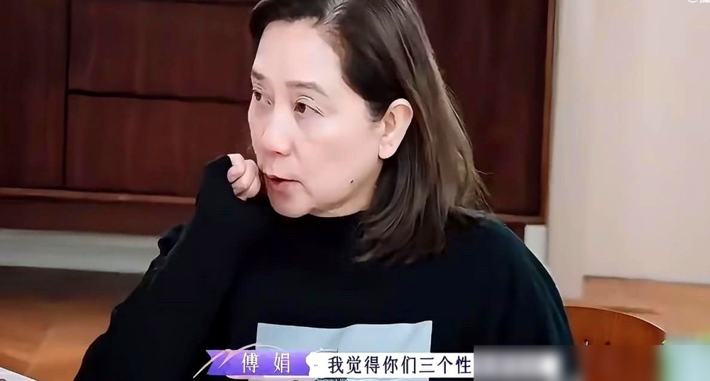 欧阳娜娜她妈傅娟亲口说的，三个女儿里最欣赏的是老三娣娣。不是娜娜，也不是老大妮妮。理由是性格互补，娣