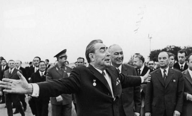 1977年，勃列日涅夫正在游泳。突然，他的烟瘾又犯了。3名警卫赶紧点上香烟，勃列