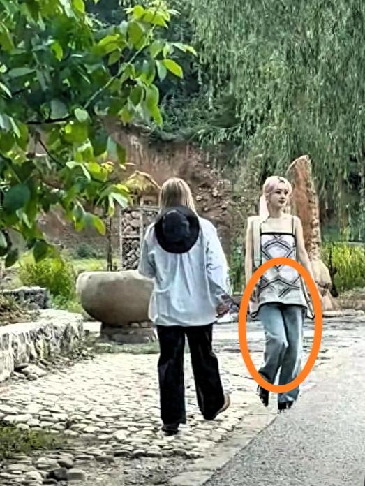 赵丽颖户外被偶遇，这身材居然被吐槽？家人们快看！赵丽颖户外散步穿吊带配阔腿