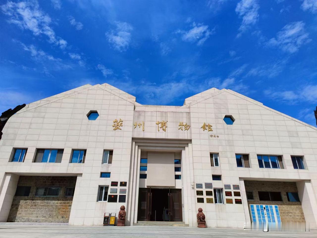 重庆夏天，和北方的冬天恰好相反。重庆除了空调房，就没有凉快的地方，而北方的冬天，