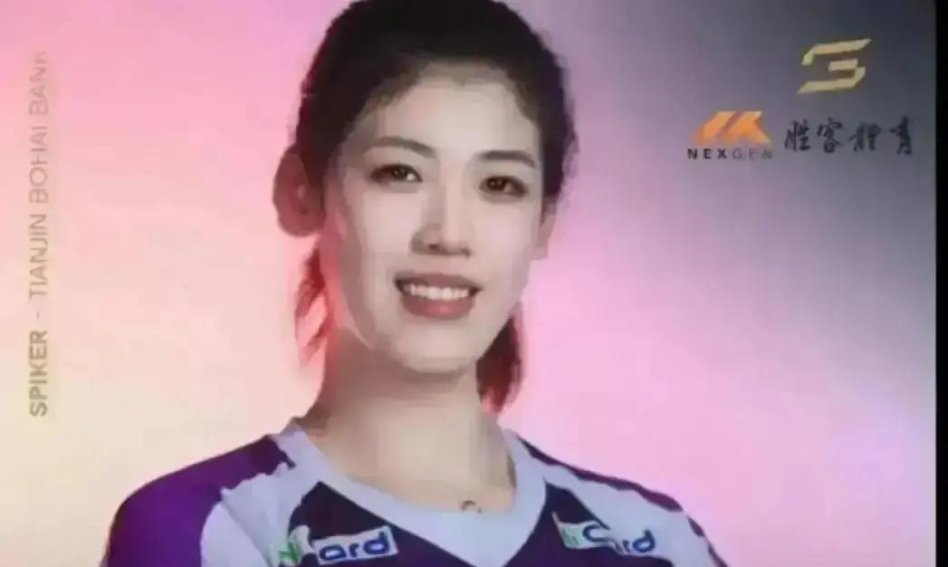 50万欧年薪已到账！体检表刚签完，李盈莹的12号球衣就挂在科内更衣室。意甲