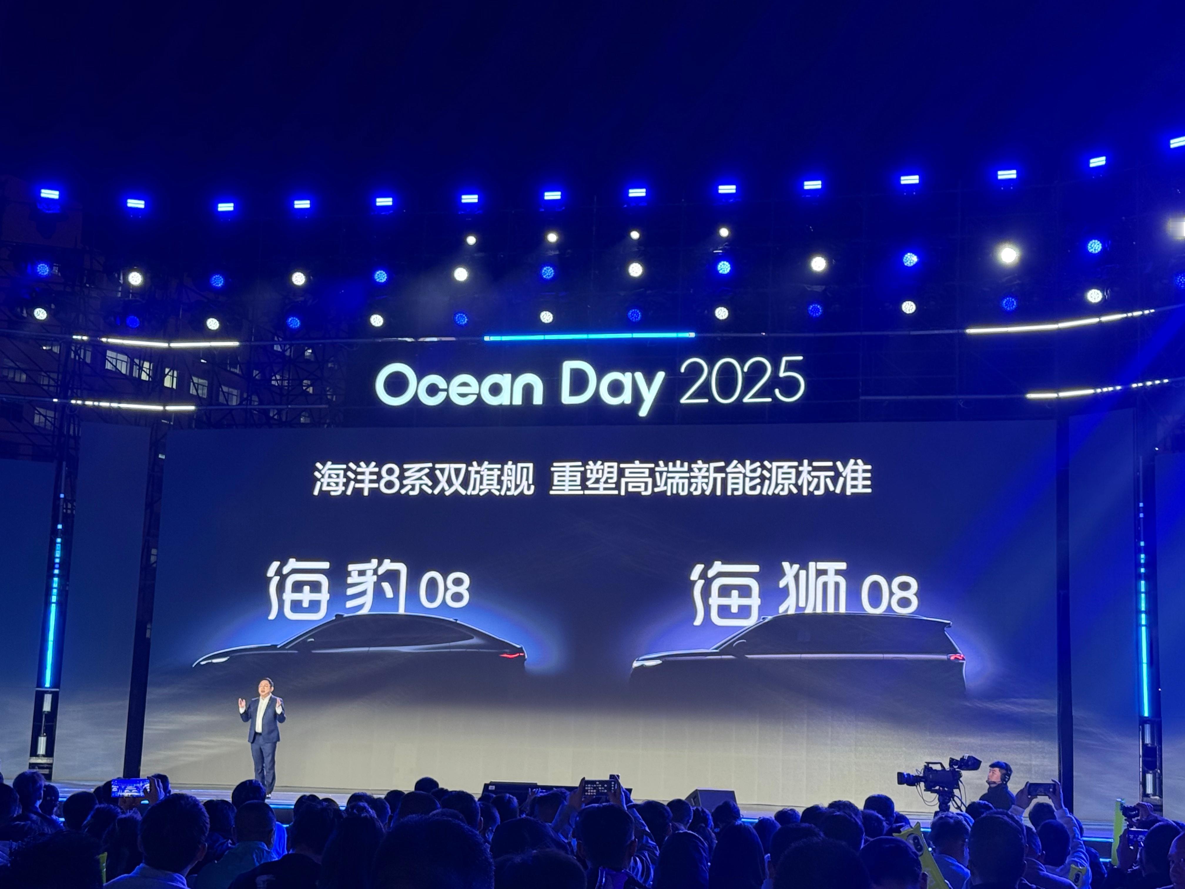 明年一季度比亚迪两款8系旗舰即将亮相，在设计、智能化、技术上全部给到最新配置，真