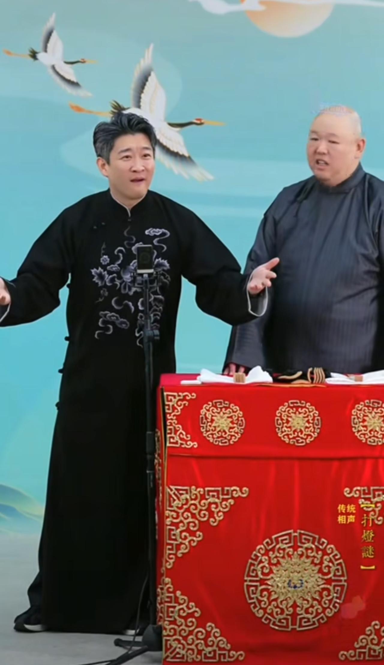 曹云金竟然也开始说老包袱了？曹云金在最近的直播中与王玥波说相声，其中有一个包