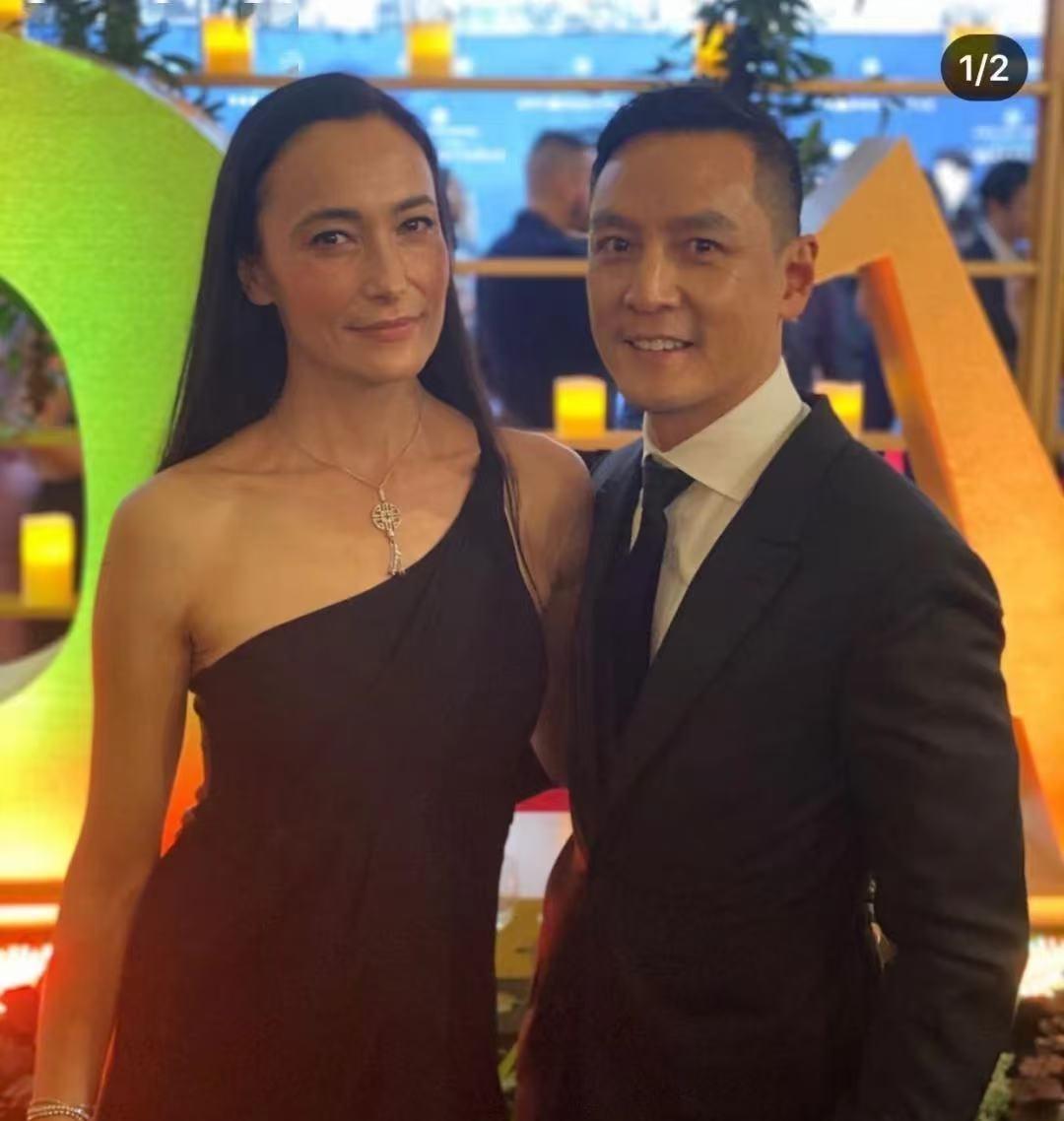 吴彦祖和老婆越看越像，不是基因，是日子过出来的。她笑起来皱眉的样儿，跟他一模一