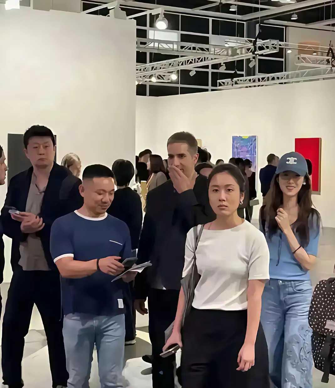 刘强东的老婆‍‌，﻿﻿‎现实中就长这‎﻿‍个样子吗？
