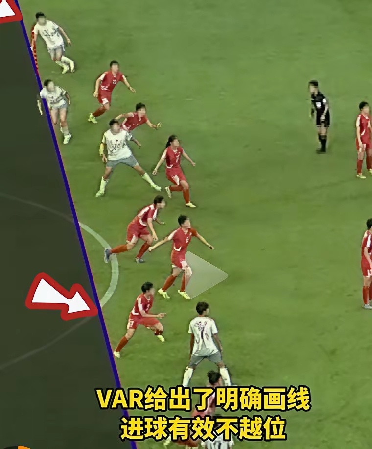中国女足配合绝了请教一下，这个不越位吗？中国女足（白色衣服）从上往下第二个球员