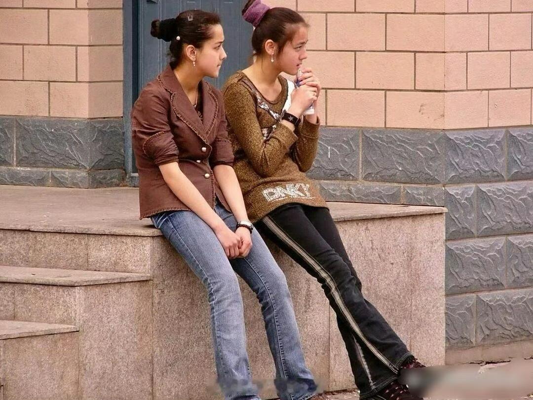 年幼迪丽热巴2007年，在新疆街头15岁的迪丽热巴，青涩得一塌糊涂
