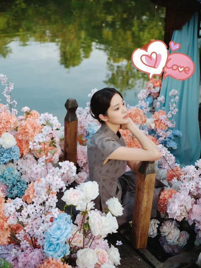 欧阳娜娜游船穿搭解锁江南游船绝美氛围感，欧阳娜娜穿搭审美依旧在线。一身素雅新中