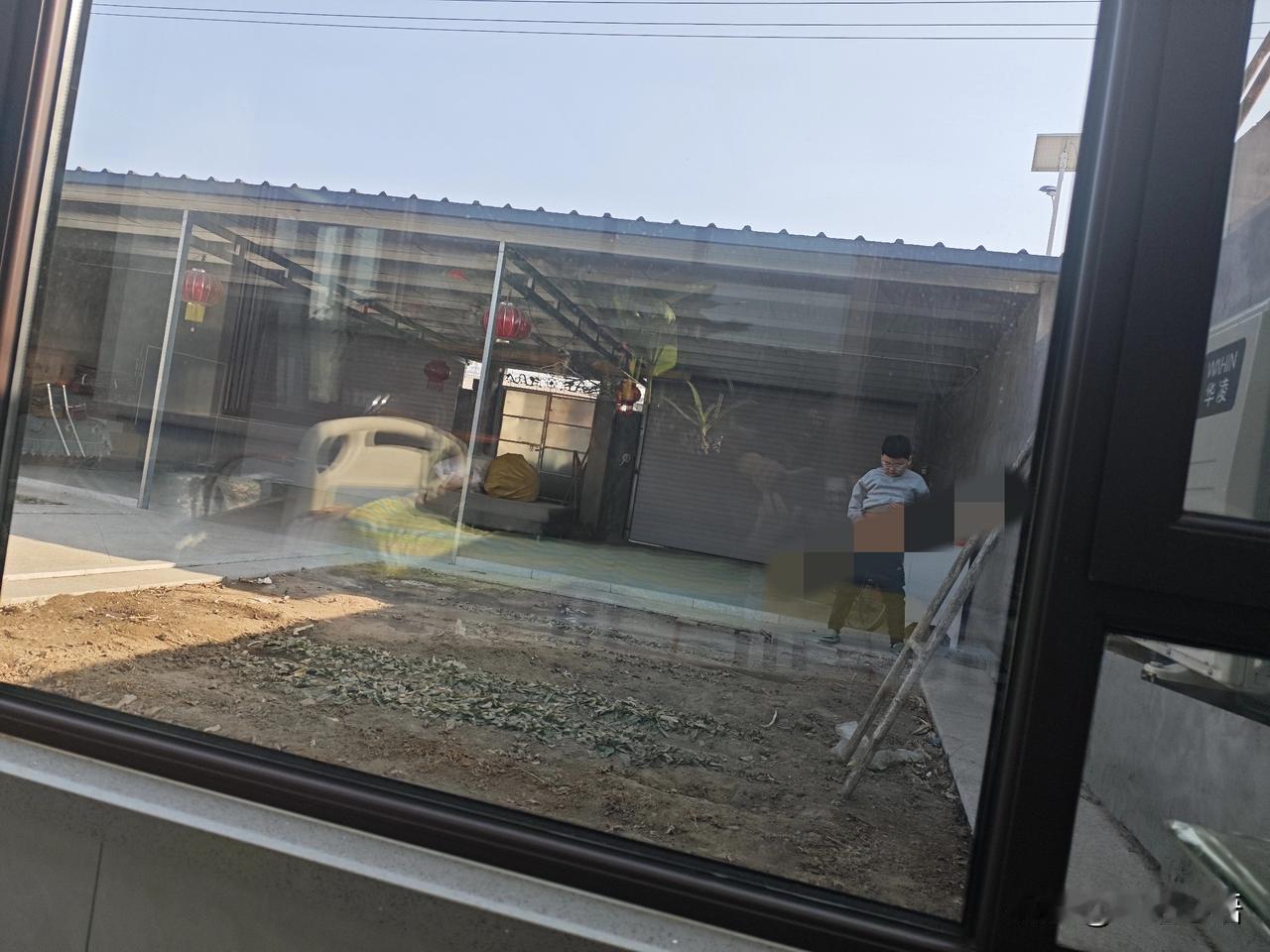 还得是小男孩，说有尿了，站那就解决了。小男孩儿就这手儿好，有尿可以随时随地解决