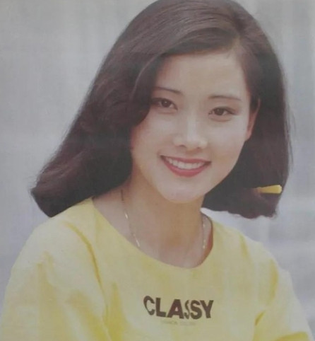 1983年女演员何赛飞去老师家里吃饭，空闲之际她看起了老师全家福，不一会何赛飞就