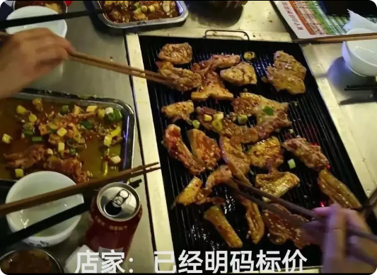 四川成都，一女子和闺蜜外出吃烧烤，她们点了4样菜品，外加2瓶饮料，一共214元。
