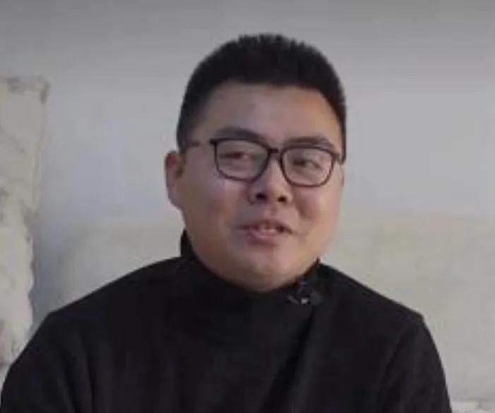 可以百分百肯定，我二大爷和老太后离H申请L租房的事，蛋糕不仅知情还参与其中，他是