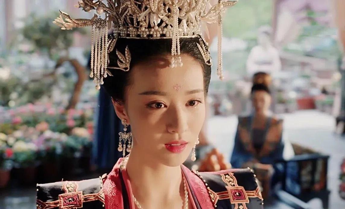 宋英宗病好之后，皇后高滔滔仍不许他临幸别的女人。曹太后派人劝诫高滔滔：“皇帝