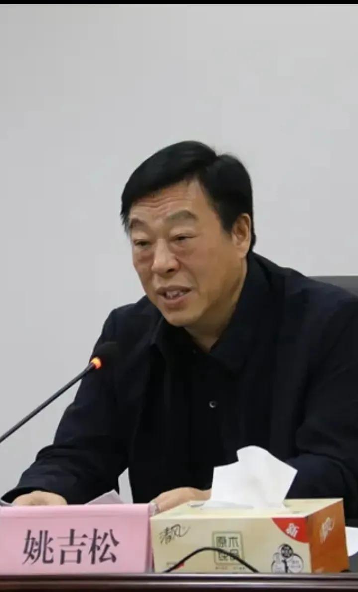 已经63岁的江苏省徐州市泉山区人大主任、党组63岁的江苏省徐州市泉山区人大主任、