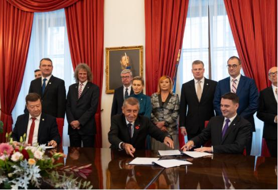 捷克大选一出结果，全欧洲都傻了眼，之前还哐哐给乌克兰送炮弹的“援乌老大哥”一夜之