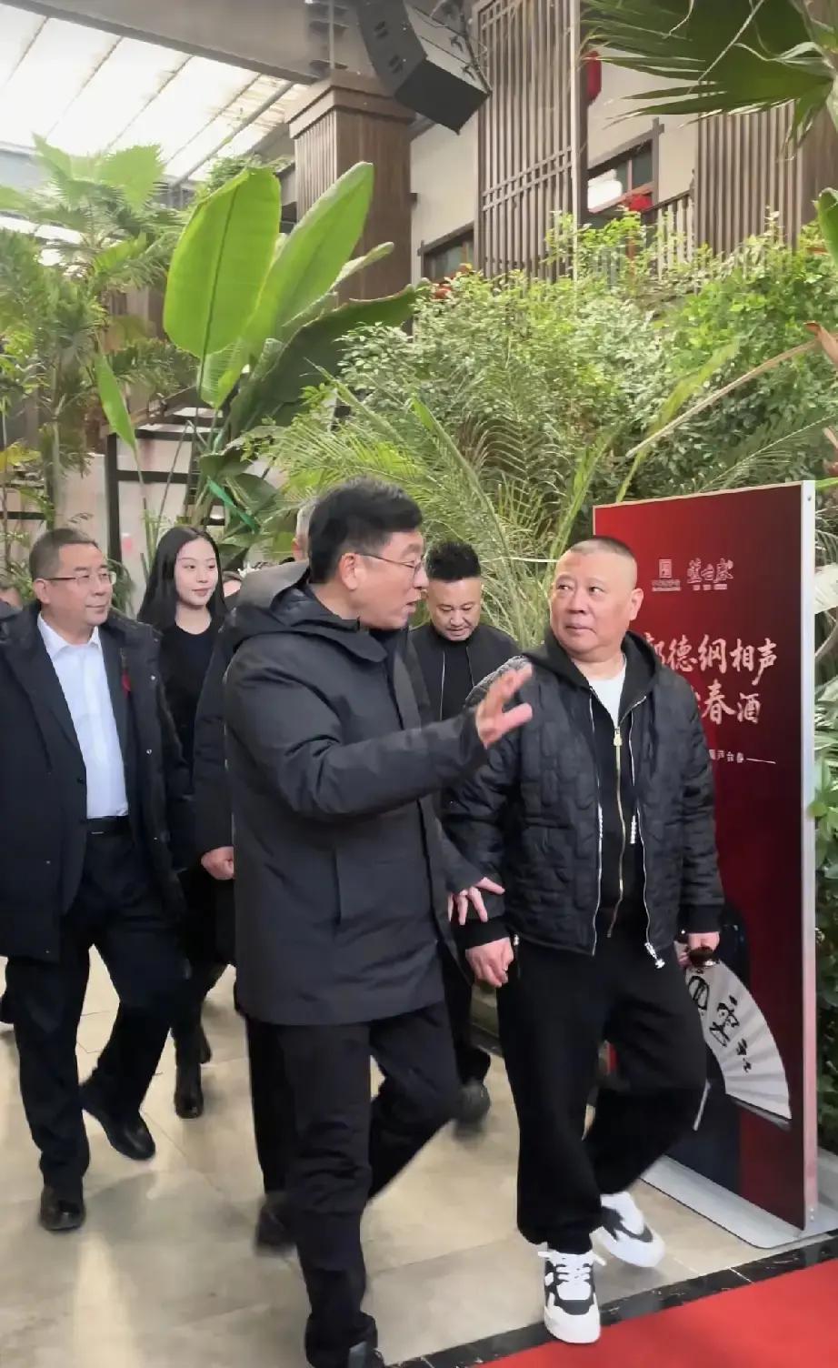 很多人说郭德纲穿LV高调，我倒觉得，这恰恰是人家活明白了到了他那个身家，穿什么