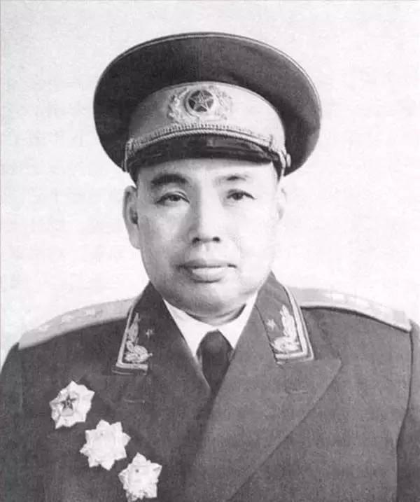 1955年，许世友任南京军区司令员，茅台酒由警卫员代为购买。一年后，他前往贵州