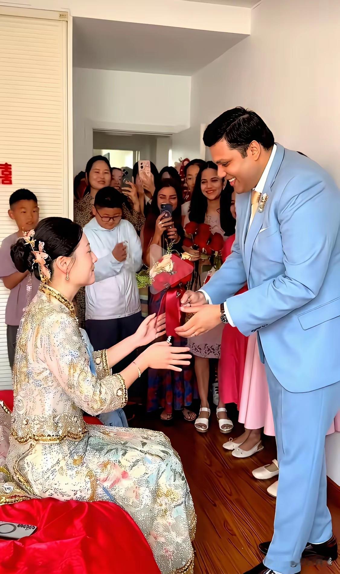女子非常幸福，非常的开心，这样一个高大帅气的老外，她应该也是很自豪的，实实在在说