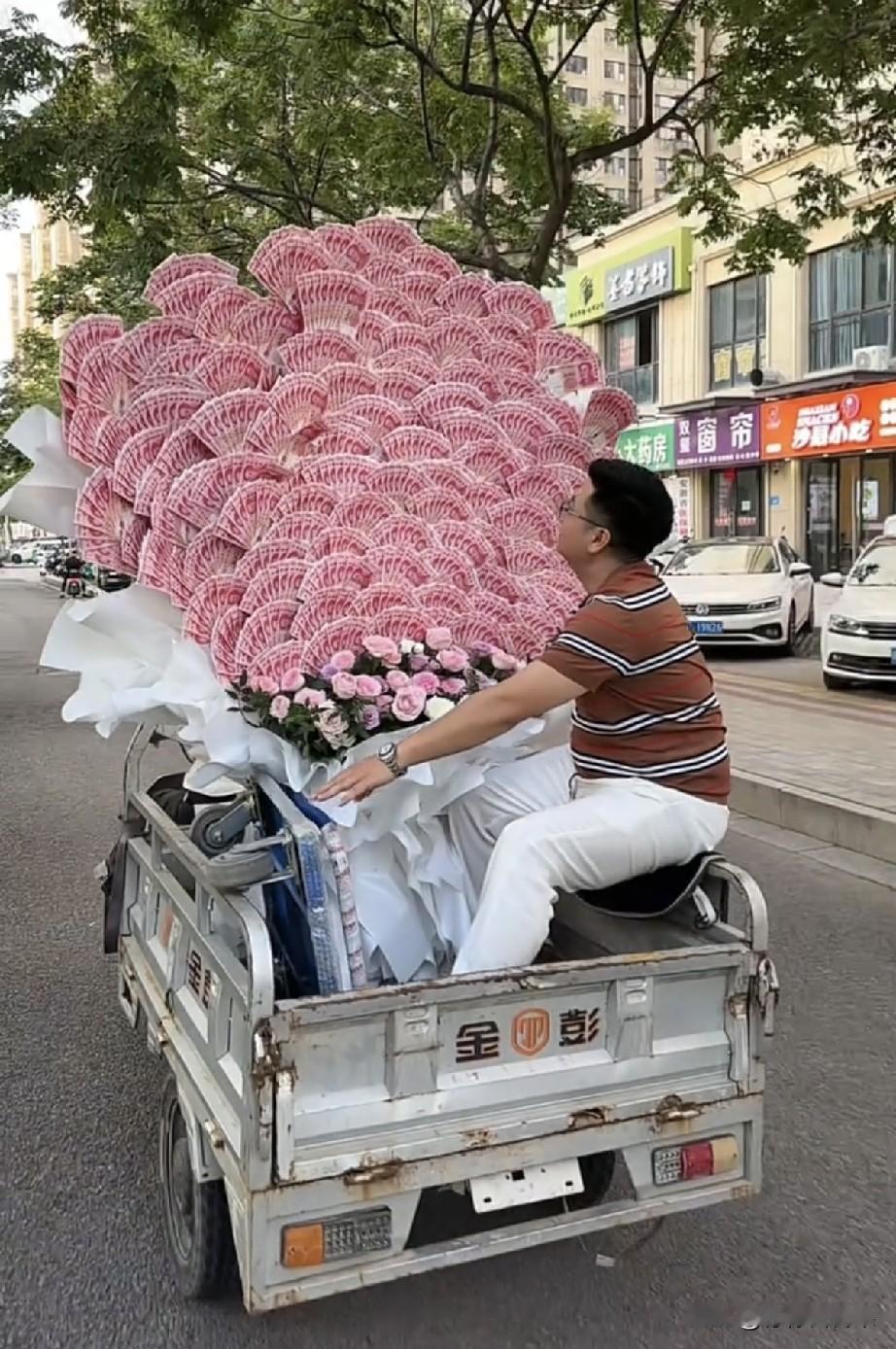 真的要被网友的操作笑不活了！这束巨型有钱花花束走红之后，大伙直接截图，在画面上